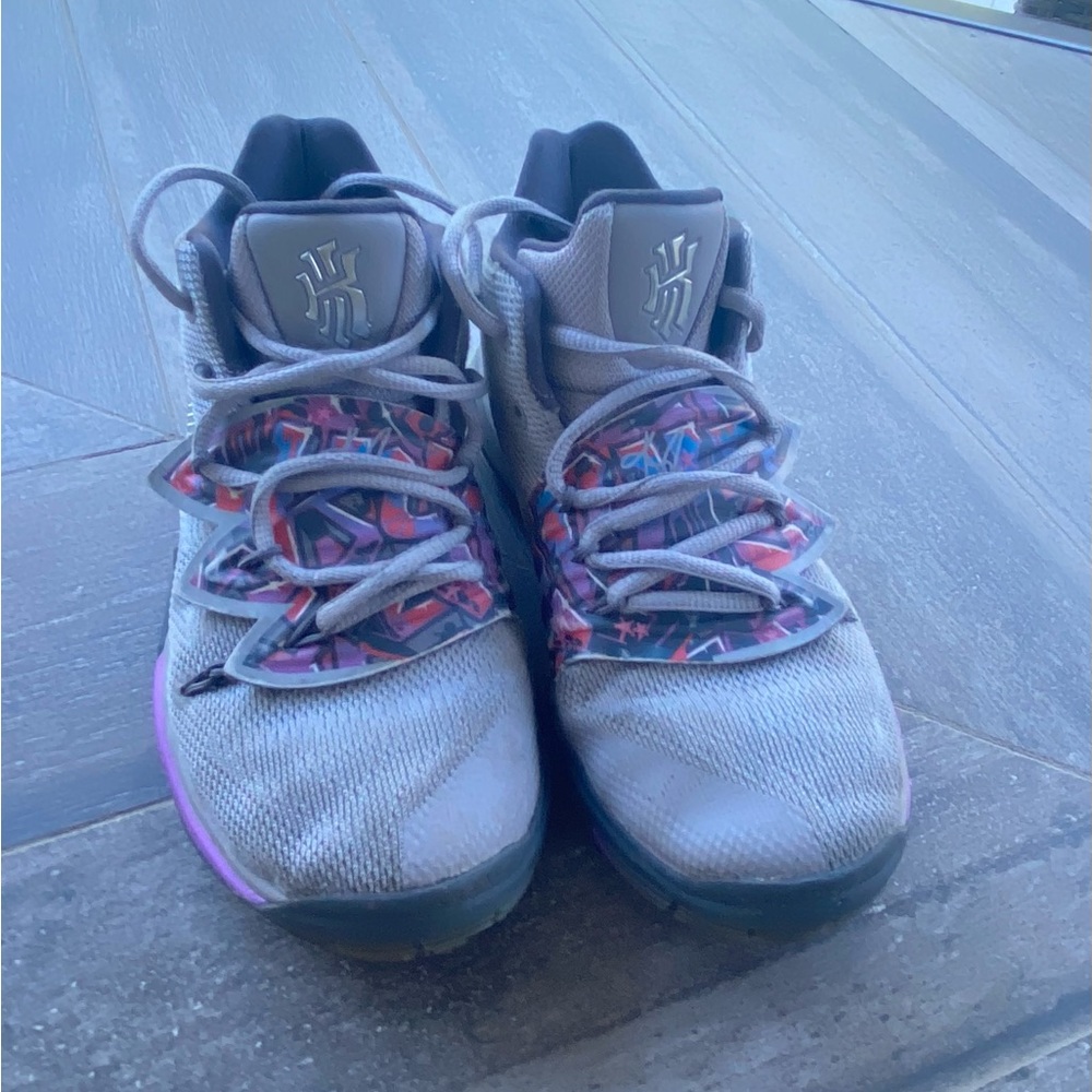 Nike Kyrie Irvan kids basketball shoes (3.5Y)